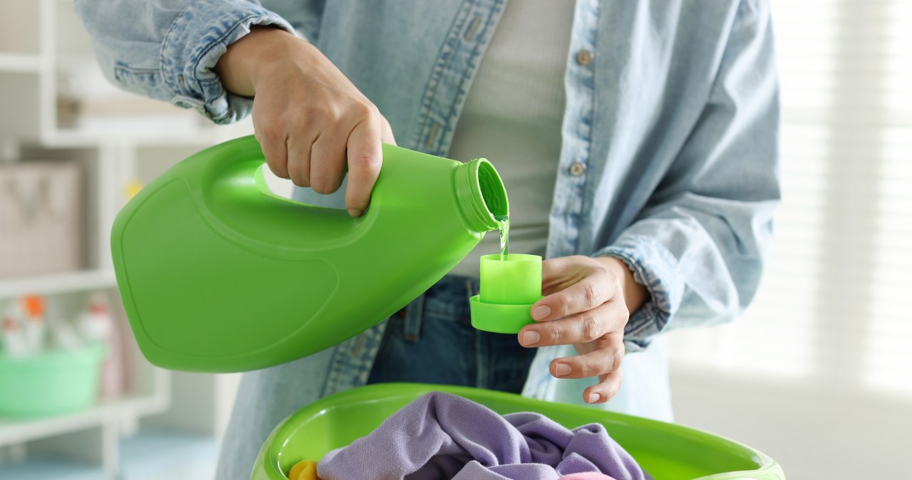 Im delikatniejszy materiał, tym bezpieczniej prać go w rękach. Zasada ta dotyczy również czapek i szalików. /Pixel