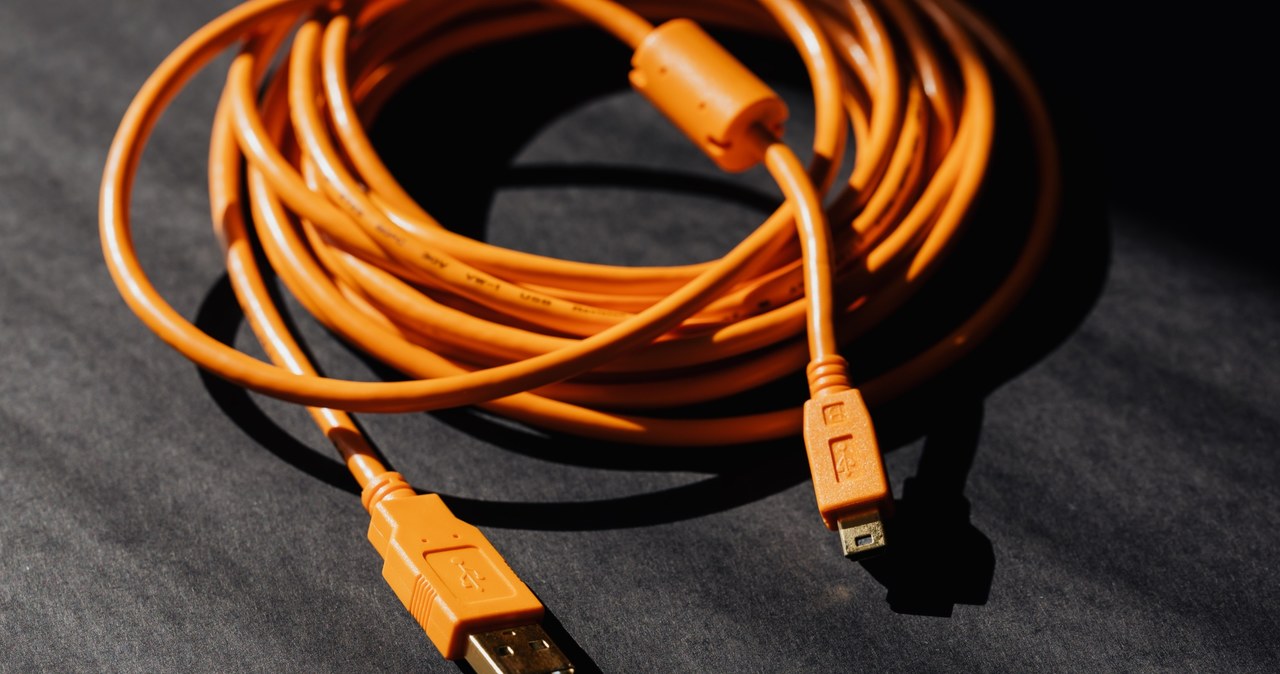 Im dłuższy kabel USB do ładowania telefonu, tym wolniej może on działać. Jak wybrać odpowiedni kabel? /Karolina Grabowska /pexels.com