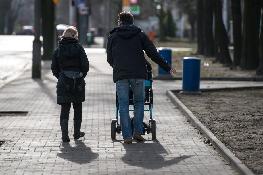Im jesteśmy bogatsi, tym mniej czasu poświęcamy dzieciom /Maciej Kulczyński /PAP