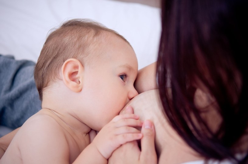 Im rzadziej mama przystawia dziecko do piersi, tym mniej produkują one mleka /123RF/PICSEL