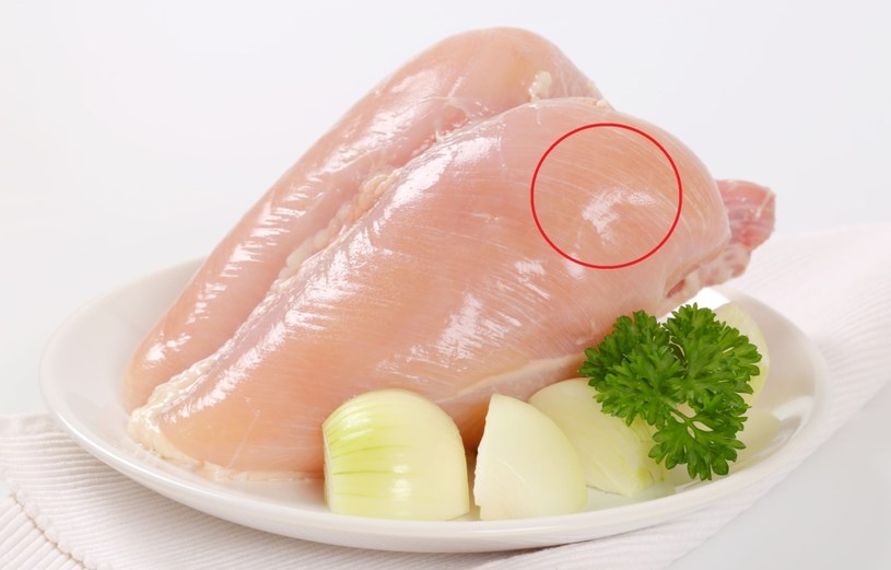 Im więcej białych pasków na piersi kurczaka, tym gorszej jakości jest mięso /123RF/PICSEL