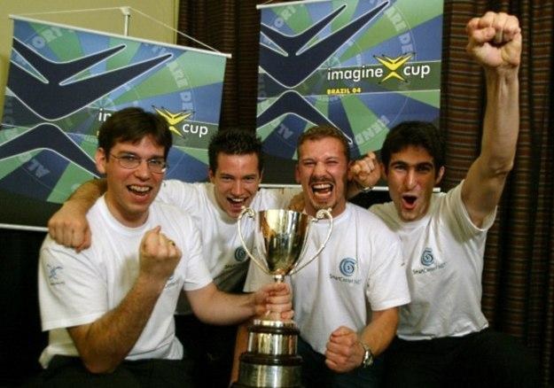 Imagine Cup 2004 i zwycięski zespół z Francji /AFP