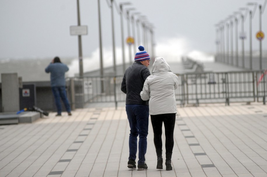 IMGW informuje o silnym wietrze na północy kraju /	Marcin Bielecki   /PAP