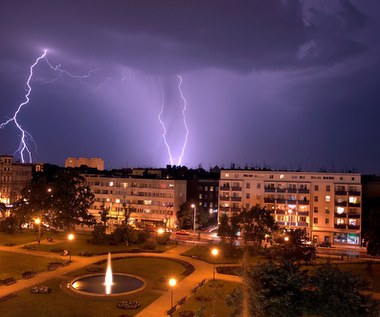 IMGW ostrzega. Czeka nas upalna noc i burze