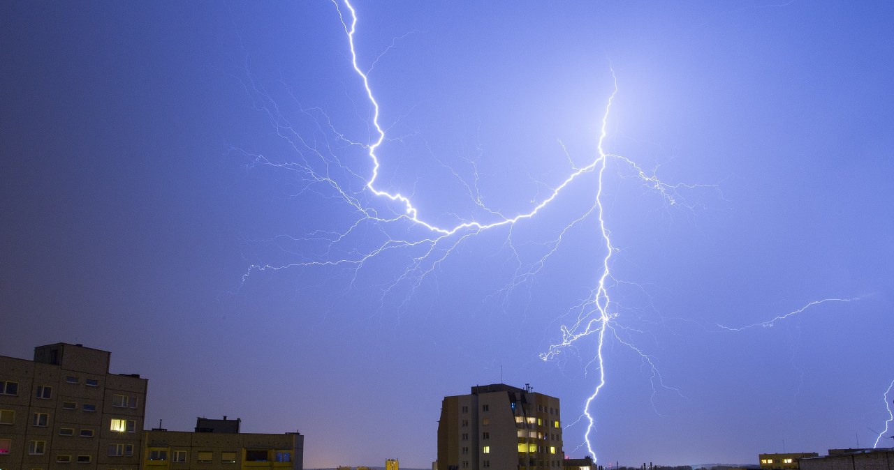 IMGW ostrzega przed burzami z gradem (zdj. ilustracyjne) /Tomasz Kawka /East News