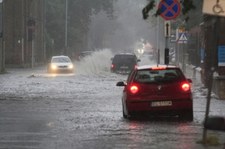 IMGW ostrzega przed intensywnymi opadami deszczu i burzami z gradem