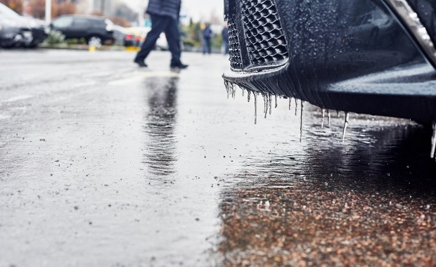 IMGW ostrzega przed marznącymi opadami. Wydano alerty I stopnia