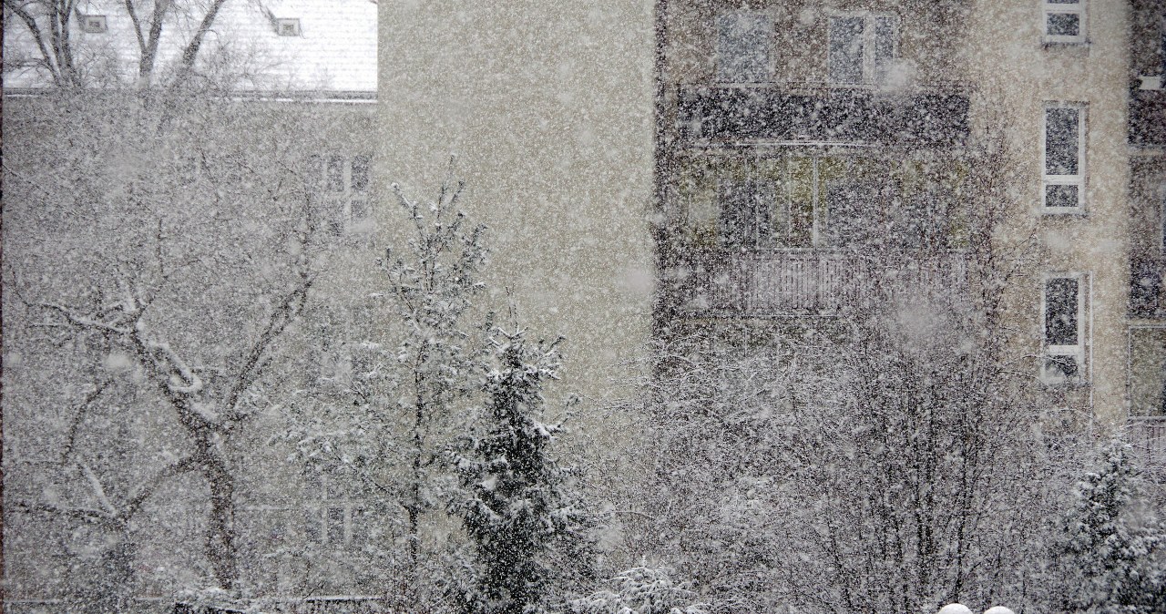 IMGW ostrzega przed oblodzeniem i opadami śniegu /Marek BAZAK/East News /East News