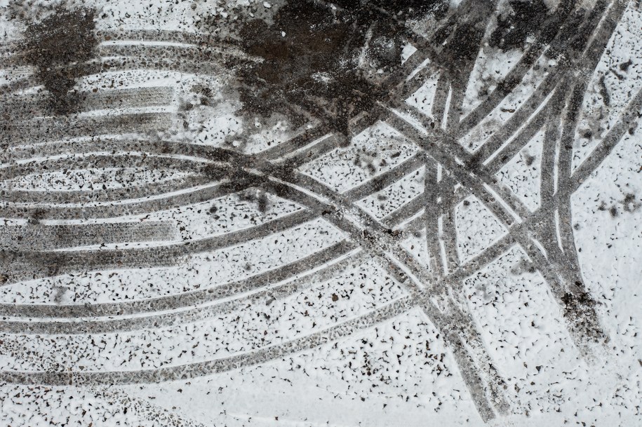 IMGW ostrzega przed śliskimi drogami /PAP/Darek Delmanowicz /PAP