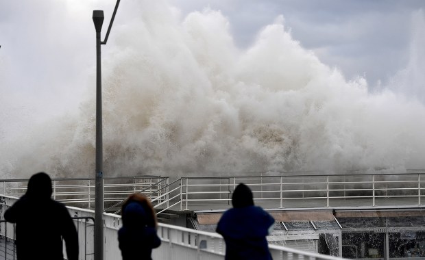 IMGW ostrzega: Silny wiatr na południu i na północy Polski 