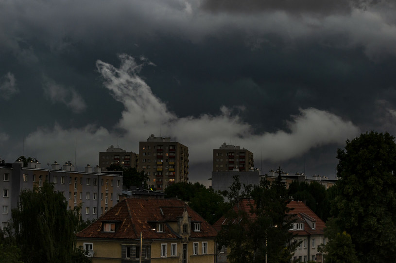 IMGW: piątek upalny z gwałtownymi burzami i trąbami powietrznymi /Stanisław Bielski /Reporter