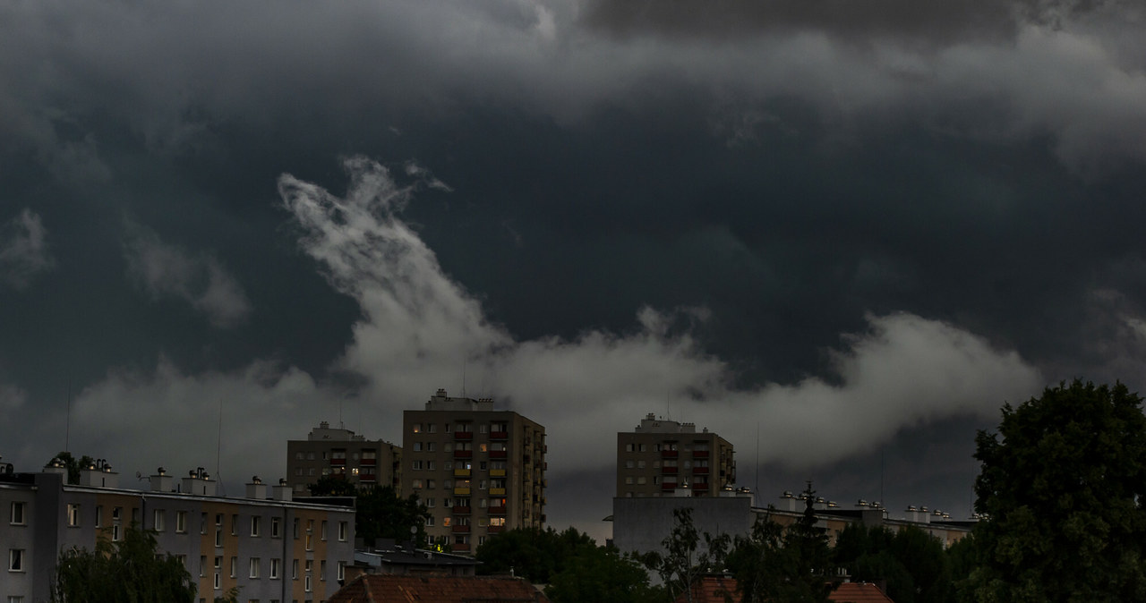 IMGW: piątek upalny z gwałtownymi burzami i trąbami powietrznymi /Stanisław Bielski /Reporter