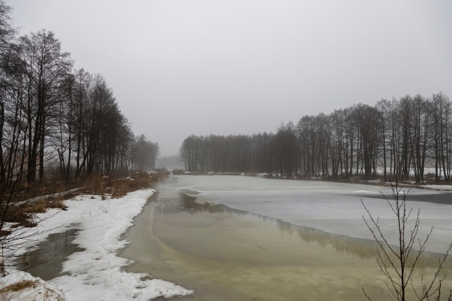 IMGW ostrzega przed roztopami i mgłą. Sprawdź alerty