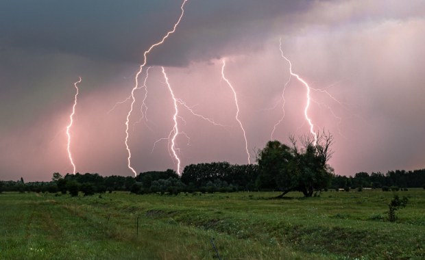 IMGW wydał alerty przed burzami. Grad i ulewy uderzą w dwóch regionach