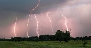 IMGW wydał alerty przed burzami. Grad i ulewy uderzą w dwóch regionach