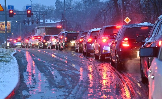 IMGW wydał ostrzeżenia. Na drogach gołoledź, "szklanka", lodowisko