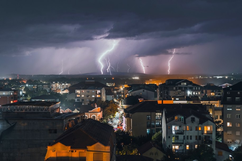 IMGW wydał w niedzielę ostrzeżenia drugiego i pierwszego stopnia przed burzami (zdjęcie ilustracyjne) /Shutterstock