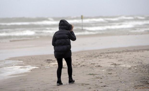 IMGW wydało alerty. Deszcz, silny wiatr, gołoledź 