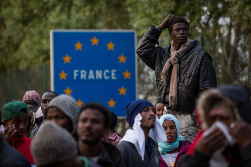 Imigranci koczują w Calais, próbują dostać się do Wielkiej Brytanii /Getty Images