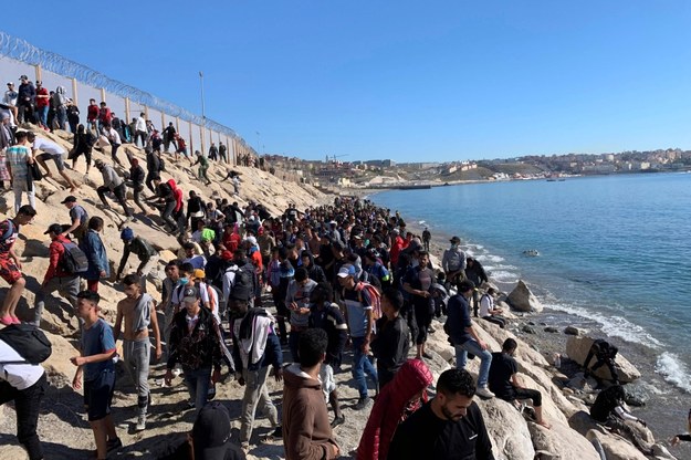 Imigranci, którzy przybyli do granic enklawy 19 maja 2021 /MOHAMED SIALI /PAP/EPA