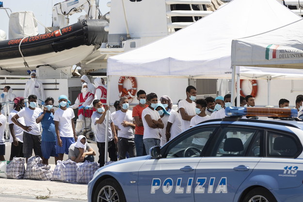 Imigranci na Lampedusie w kolejce do badań pod kątem koronawirusa /FRANCESCO RUTA /PAP/EPA