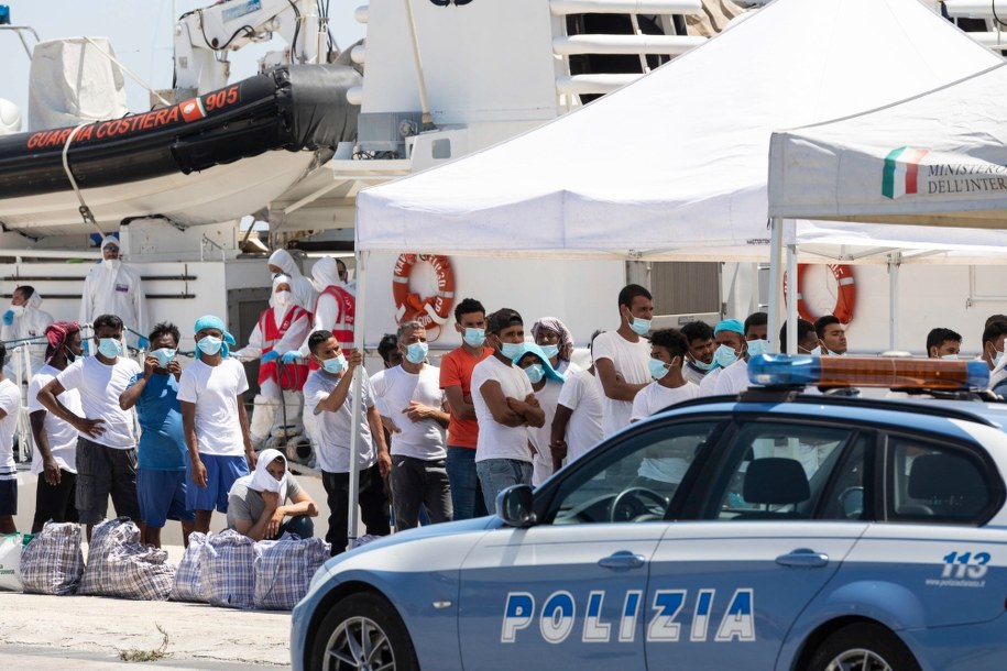 Imigranci na Lampedusie w kolejce do badań pod kątem koronawirusa /FRANCESCO RUTA /PAP/EPA