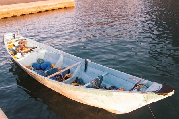 Imigranci najczęściej upychani są do małych łodzi, które nie są w stanie unieść tak wielu ludzi na raz /Carlos Fernandez    /PAP/EPA