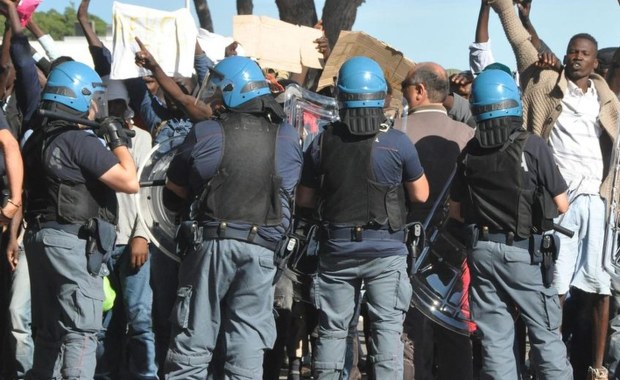 Imigranci oblegają Francuską Riwierę. Policja przestała panować nad sytuacją