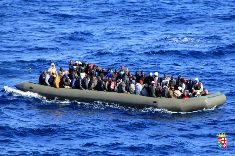 Imigranci podróżują w warunkach, które zagrażają ich życiu /AFP