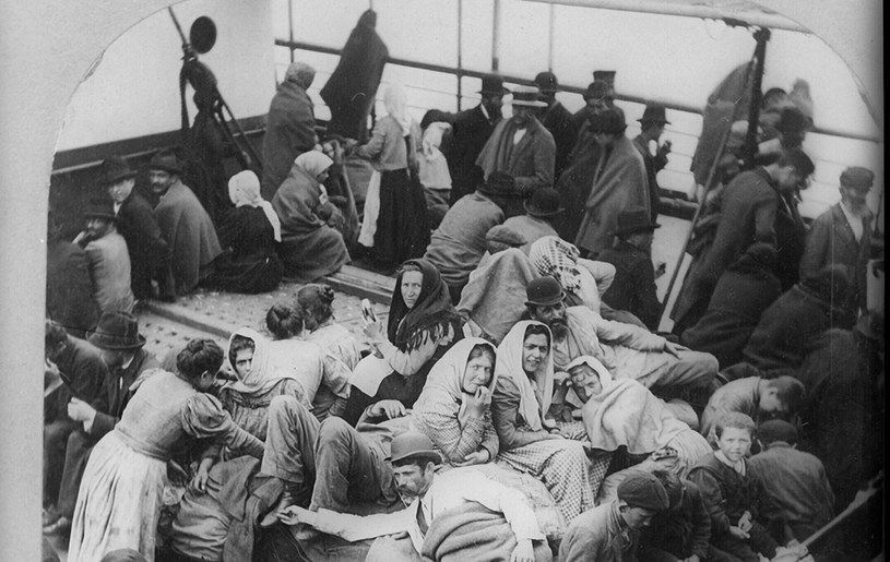 Imigranci przybywający do Nowego Jorku około roku 1900 /World History Archive/East News /East News