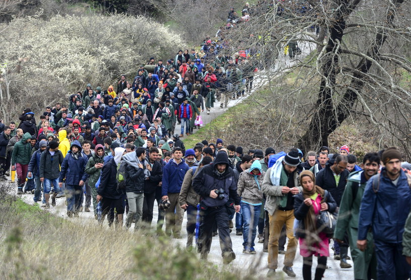 Imigranci uciekają z obozu w Idomeni /NAKE BATEV /PAP/EPA