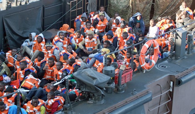 Imigranci uratowani przez brytyjską marynarkę na Morzu Śródziemnym /CARL OSMOND/MOD /PAP/EPA