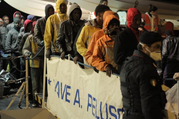 Imigranci uratowani przez włoską straż przybrzeżną (zdjęcie z lutego 2015) /PASQUALE CLAUDIO /PAP/EPA