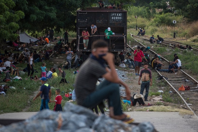 Imigranci używają każdego możliwego środka transportu, aby przedostać się jak najdalej /Cristopher Rogel Blanquet/Getty Images /Getty Images