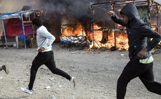 Imigranci w Calais udawali nastolatków, by dostać się do Wielkiej Brytanii