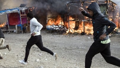 Imigranci w Calais udawali nastolatków, by dostać się do Wielkiej Brytanii