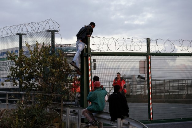 Imigranci w Calais /PAP/EPA/YOAN VALAT /PAP/EPA