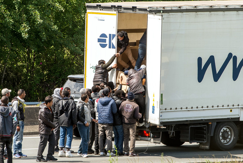 Imigranci wdzierają się do ciężarówki jadącej w stronę Eurotunelu /AFP