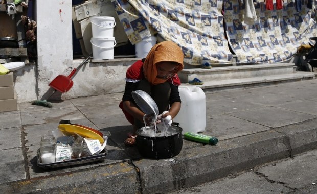 Imigranckie bandy handlowały żywnością i odzieżą, którą dostawały od organizacji charytatywnych