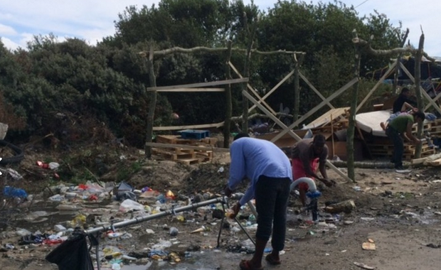 Imigranckie gangi w Calais zbroją się