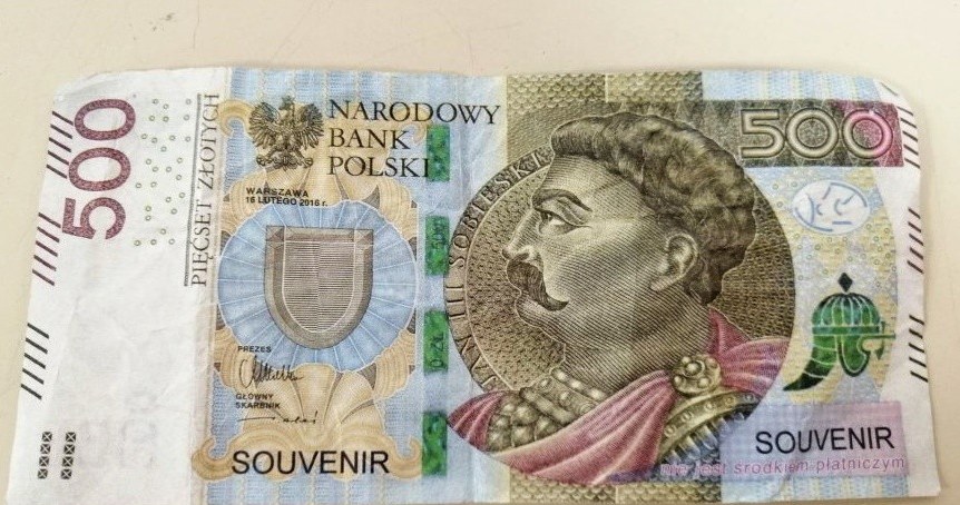 Imitacja banknotu 500 zł. Źródło: KMP Suwałki /Informacja prasowa