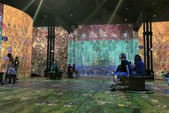 Immersyjna wystawa Klimta i Hundertwassera w Paryżu