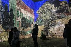 Immersyjna wystawa tworczosci Vincenta van Gogha i Yvesa Kleina w Paryżu