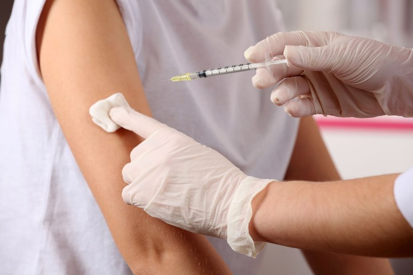 Immunolodzy przewidują, że przyjęcie trzeciej dawki szczepionki będzie koniecznością /123RF/PICSEL