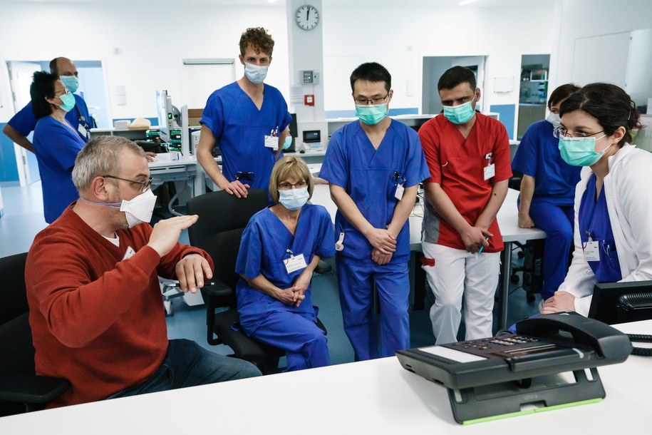 Immunolog: kobiety są bardziej odporne na koronawirusa /Clemens Bilan /PAP/EPA