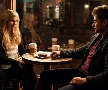 Imogen Poots i Zac Efron w scenie z filmu "Ten niezręczny moment"