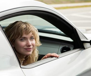 Imogen Poots w scenie z filmu "Need for Speed"