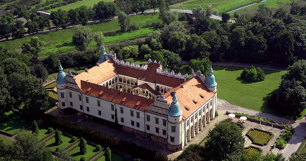 Imponująca budowla położona jest w pięknej okolicy i otoczona zabytkowym parkiem. /Urząd Miasta i Gminy Baranów Sandomierski /materiał zewnętrzny