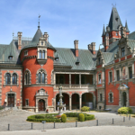 zabytki Imponująca rezydencja na Śląsku. Zbudowana w nietypowym kształcie