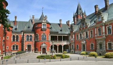 Imponująca rezydencja na Śląsku. Zbudowana w nietypowym kształcie